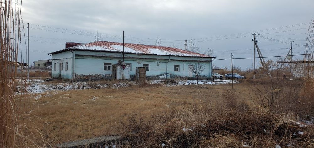 Yer va bino sotiladi. Turar va noturar Qirkyop kishloki yo'l ustidan