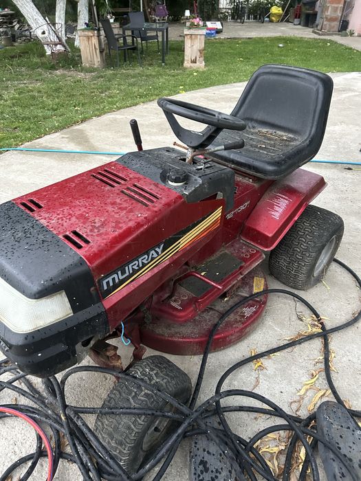 Tractoras tuns iarba murray