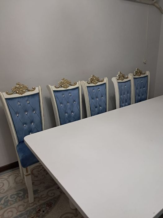 Сәнді тамақтану үстелі мен 7 орындық сатылады