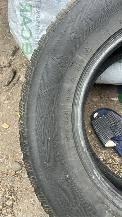 Продам комплект резины 17 зима