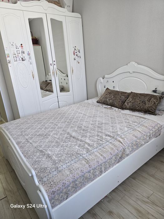 Белый спальный гарнитур с матрасом .