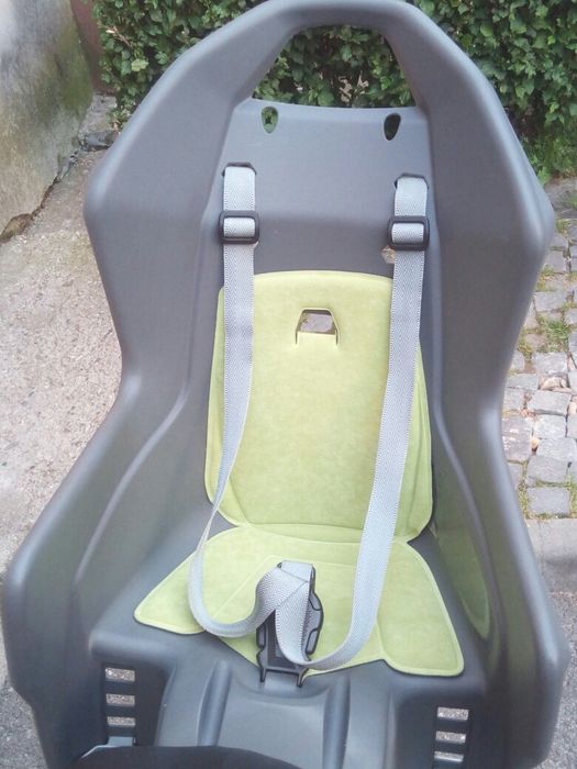 Scaun pt. Transportat copil care se montează după cum se vede în poze