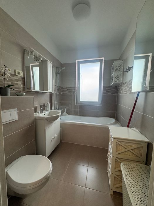 Închiriez apartament cu 2 camere