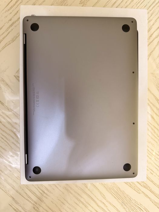 Mac Book Pro 2022 M2 8/256 ssd Ideal