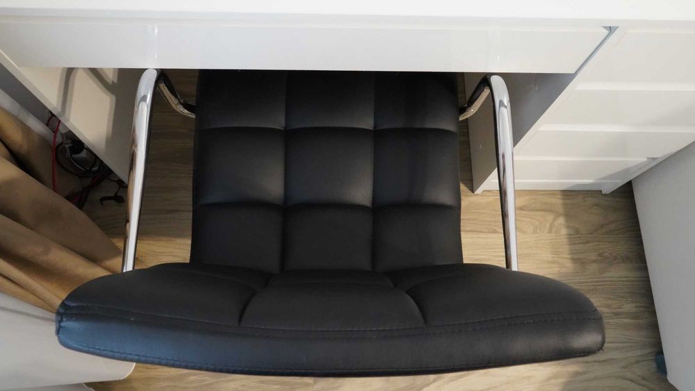 Scaun negru de birou