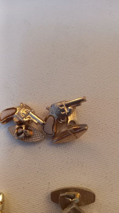 Butoni modernisti pentru camasa