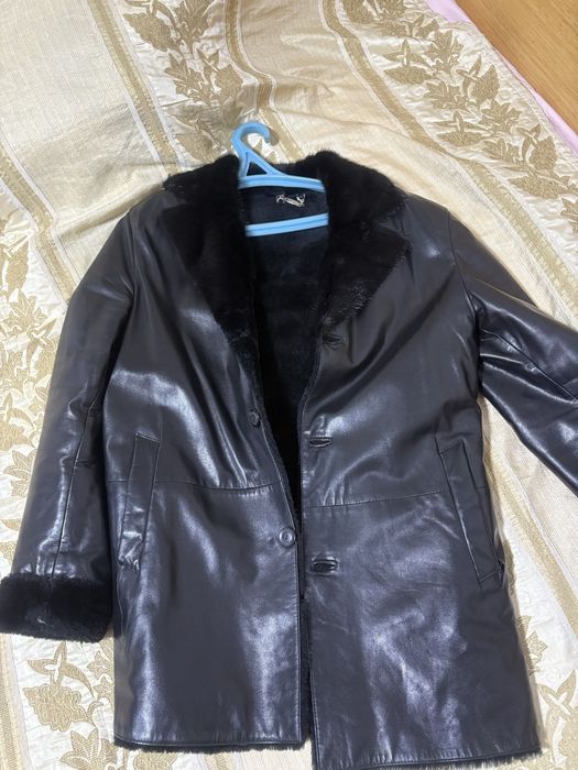 Кожанная дубленка, с норковым воротником.