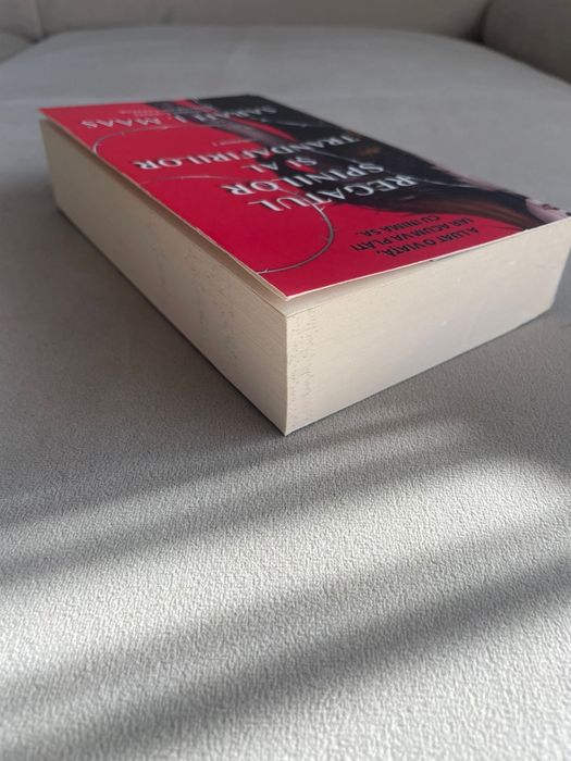 Regatul spinilor si al trandafirilor, paperback

Carte