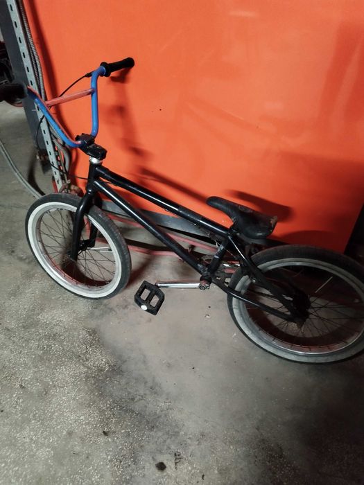 Vând bicicletaBMX