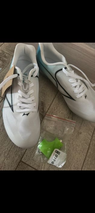 Продам кросовки шиповки новые