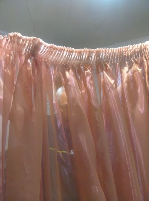 Шторы темно синие и розовые.