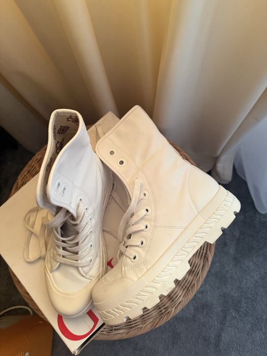 Ghete / bocanci albi cu sireturi Guess