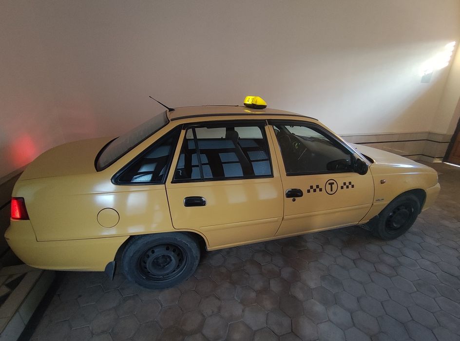 Продаётся Машина Нексия 2 Жёлтый.