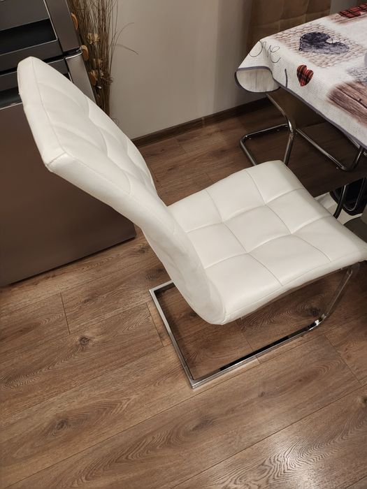 Трапезни столове.Два бели и два кафяви.