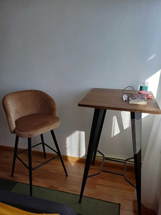 Masă tip bar şi scaun bar