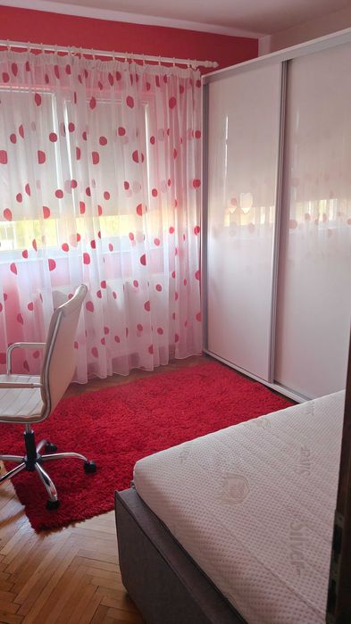 Proprietar, inchiriez apartament cu 3 camere Complex - Universitate - Parvan