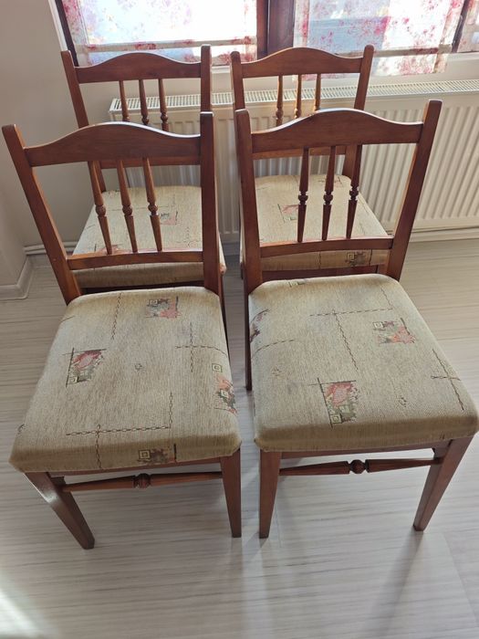 Продавам комплект от 4 броя класически трапезарни/кухненски столове от масивно дърво.