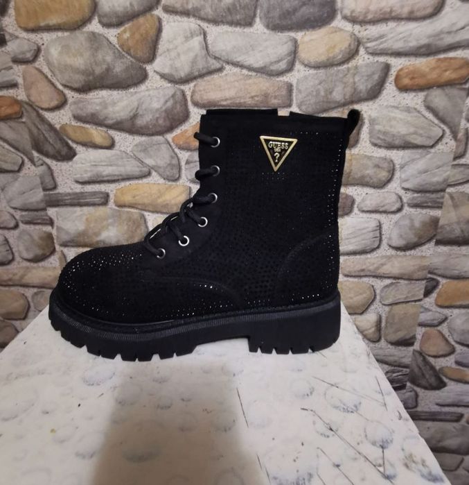 Ghetuțe și ugg-uri