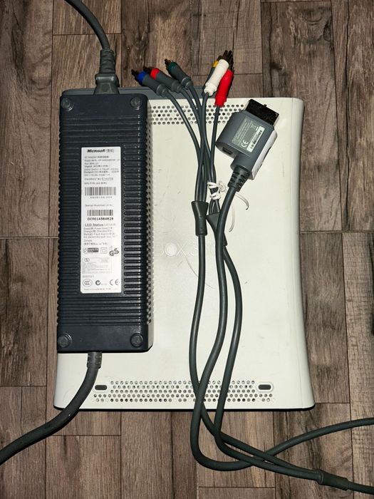 Consola xbox 360 (3 jocuri,si încărcător pentru baterie speed link)