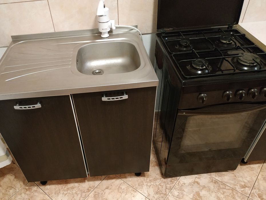 Bucătărie plita și cuptor pe gaz, hota, chiuveta anticalcar, baterie