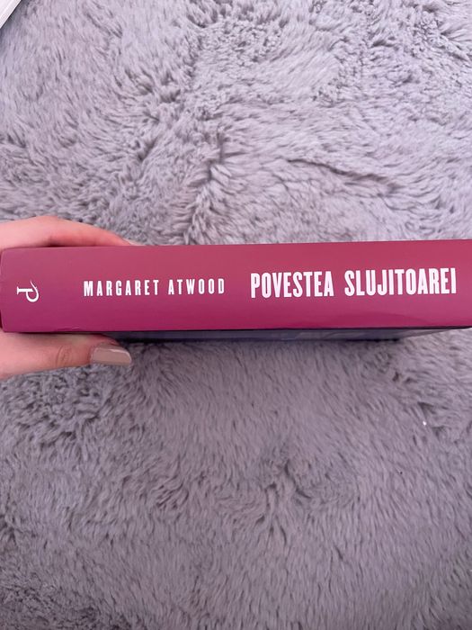Cartea “Povestea slujitoarei” de Margaret Atwood