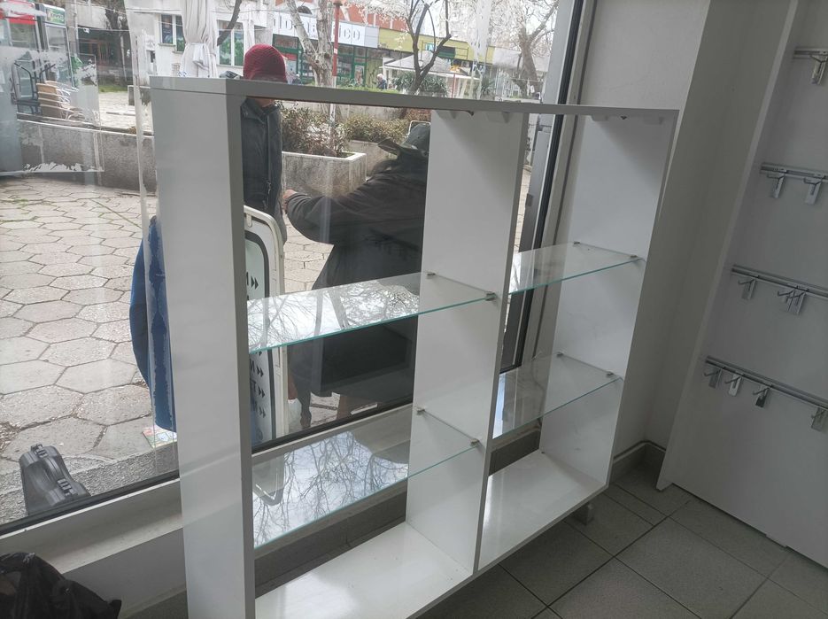 Мебели бял лак за магазин