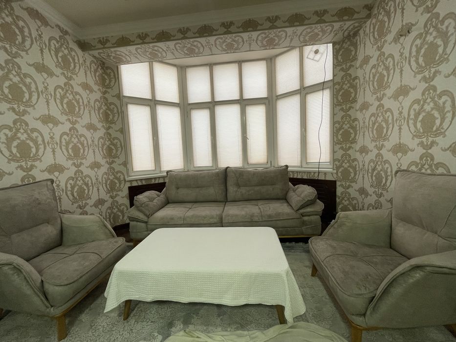 Срочно продается диван с двумя креслами совсем новый