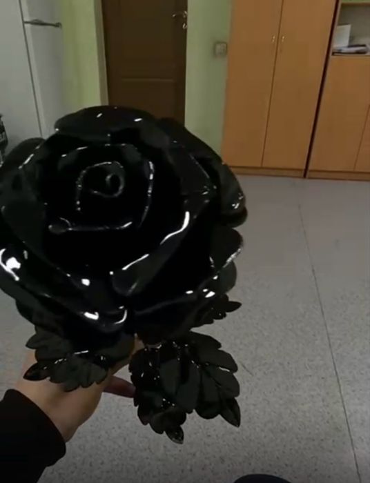 Кованая роза из металла ручной работы