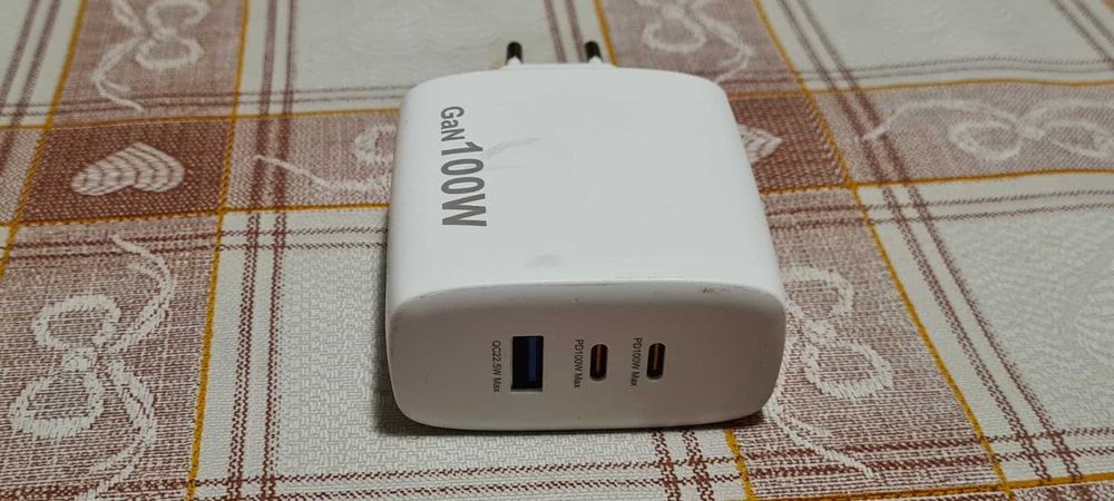 Incarcator Fast Charging 100W cu 2 USB C si un USB A,stare excelenta