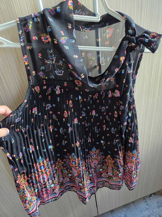 Плисиран черен топ с цветя, размер М