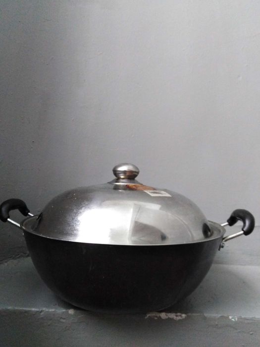 ОТДАМ ДАРОМ казан, из стали. БОЛЬШОЙ, 7л, 13х16х35см, с крышкой, бу