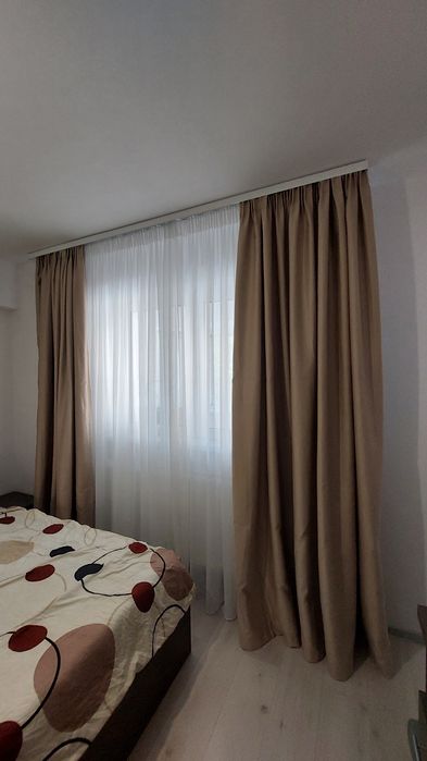 Draperii bej camera