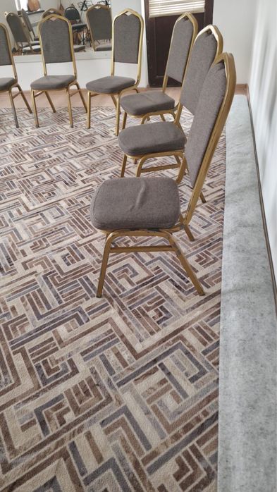 Продается офисные столы, стулья, палас, зеркало, шкаф.