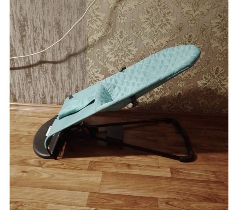 Шезлонг новый с игрушкой