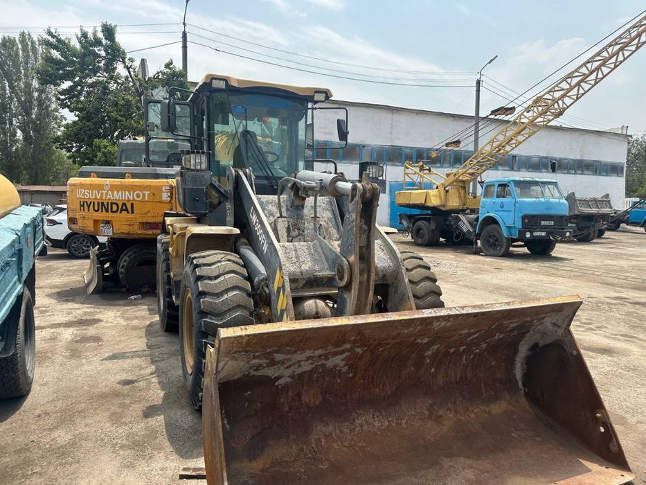 фронтальный погрузчик XCMG LW300FN.