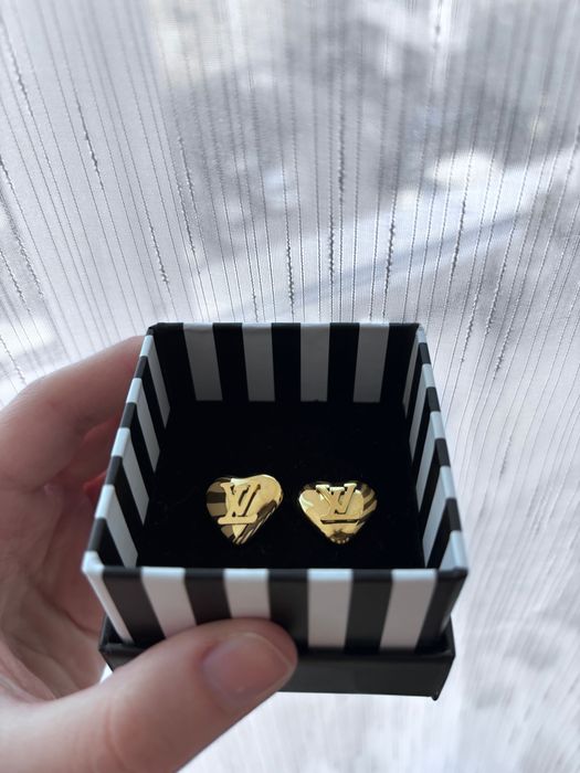 Accesoriu nou nou - cercei Louis Vuitton inimioare