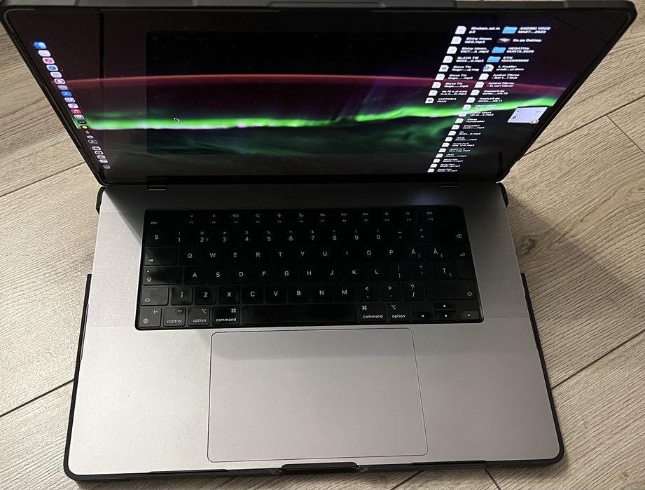 MacBook Pro 16” M1 Pro | 32 GB RAM | 1 TB SSD | Husă SUPCASE