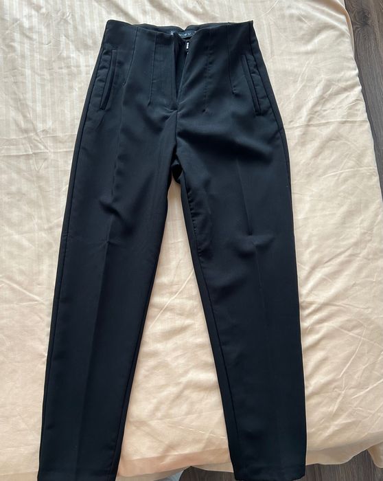 Vând jacheta , pantaloni, geantă