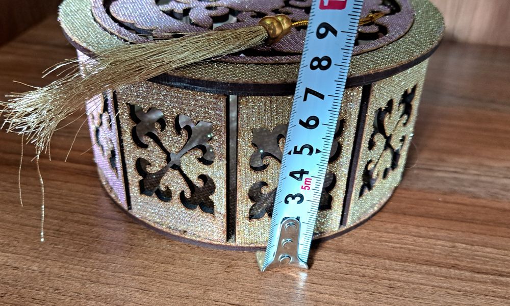 Шкатулка , состояние отличное,  диаметр 16см