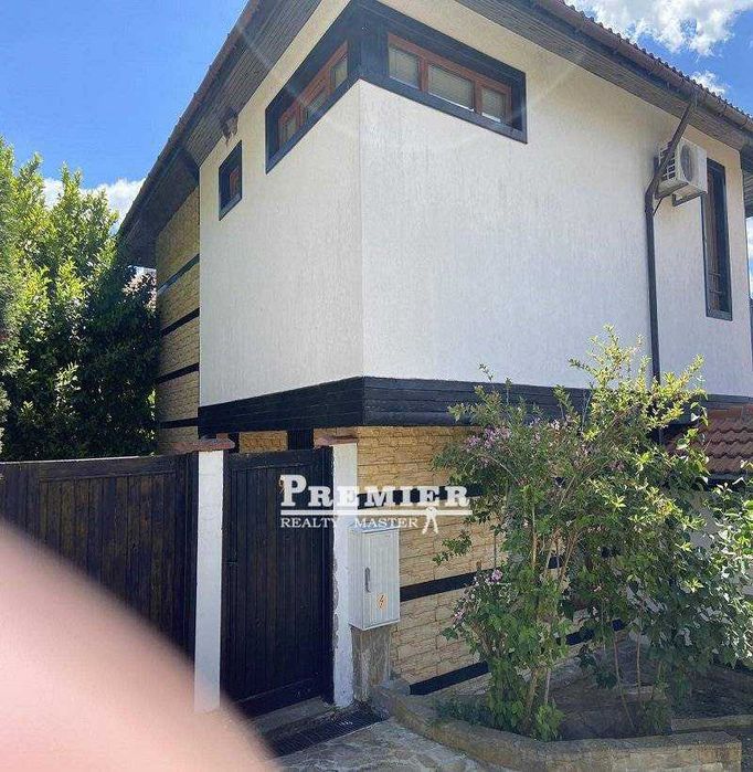 Предлагаме за продажба двуетажна къща в село Горица