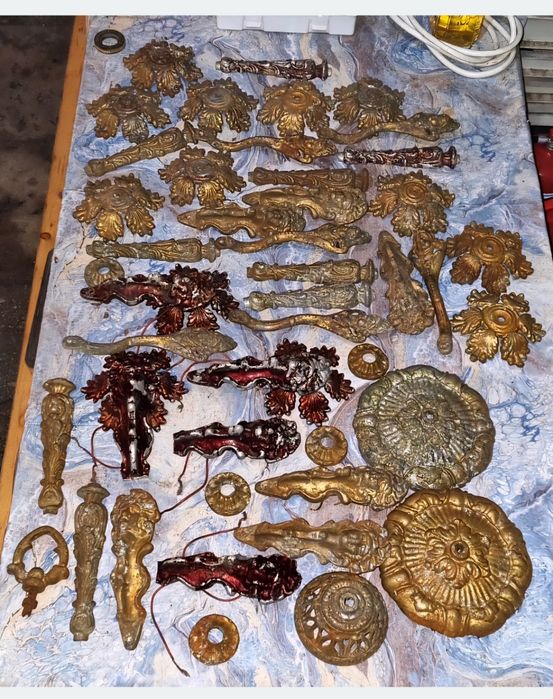 Lot mare piese lustră/candelabru vintage – metal turnat posibil bronz