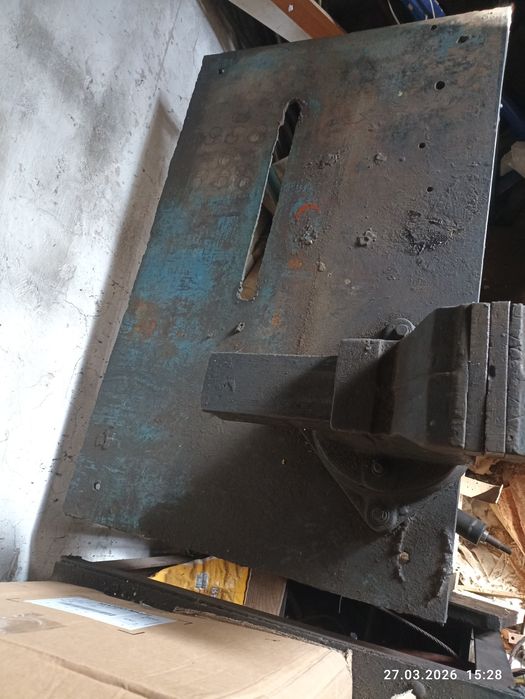 Продам тиски вместе с верстаком