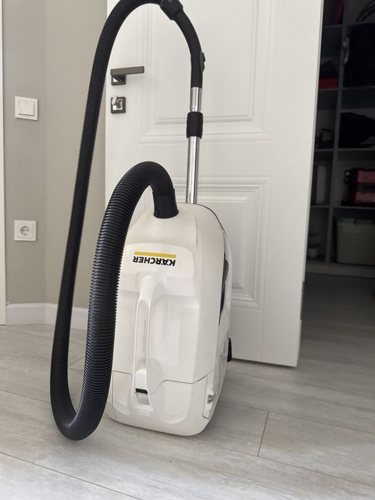 Пылесос в отличном состоянии . Пользовались редко