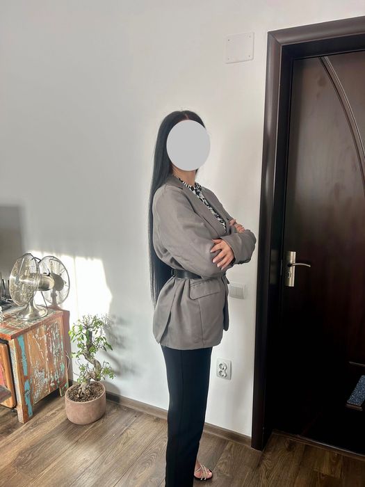 Vând sacouri diferite mărimi