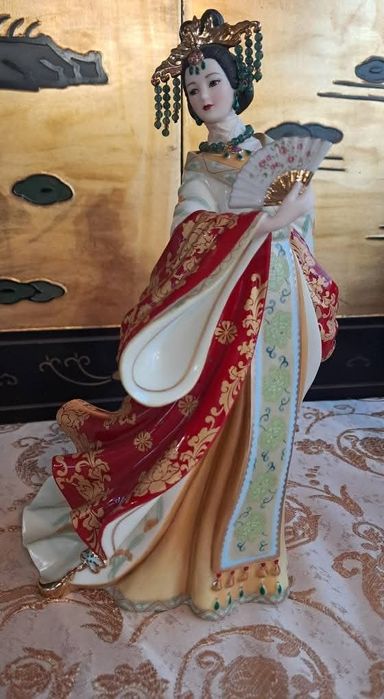 Порцеланова фигура на LENA LIU Колекционерска