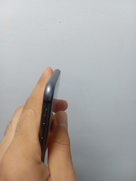 iPhone 8  64GB .