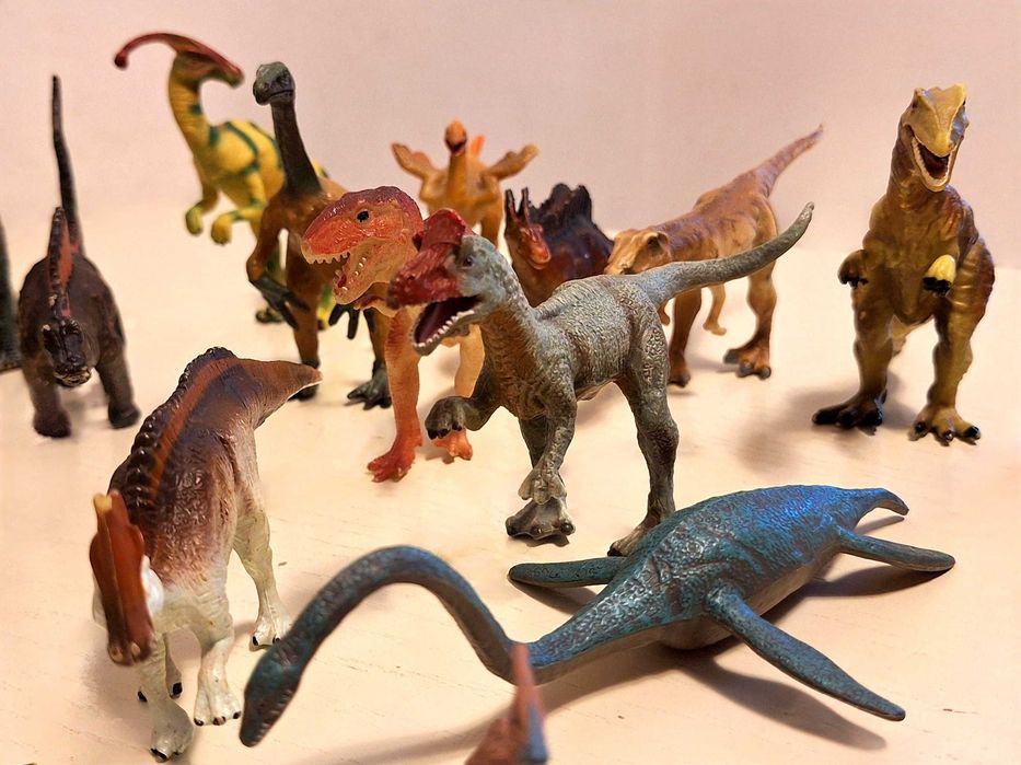 21 de figurine dinozauri din plastic, de colecție