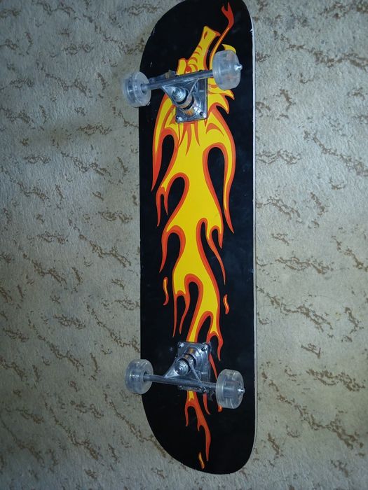 продается чёрный скейтборд