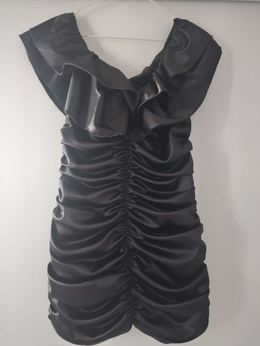 Rochie neagră din satin, cu drapaj – 70 lei