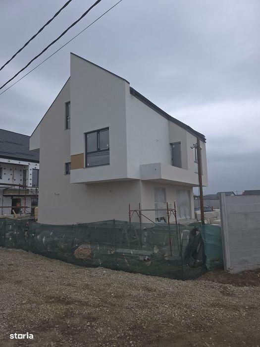 Casă nouă cu 5 camere și mansardă